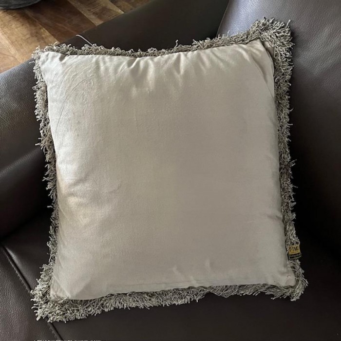 Kussen velvet beige met franjes.